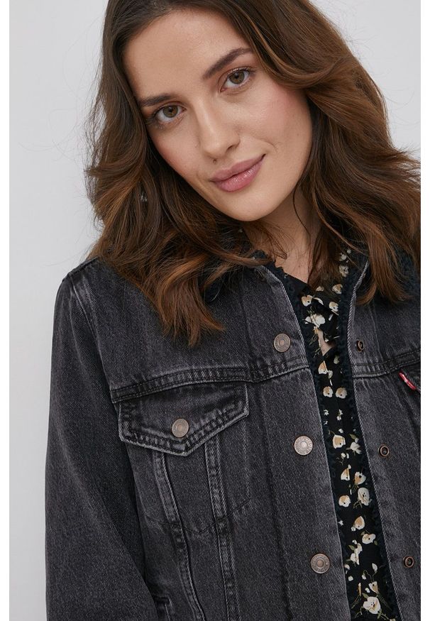 Levi's® - Levi's Kurtka jeansowa damska kolor czarny przejściowa. Okazja: na spotkanie biznesowe, na co dzień. Kolor: czarny. Materiał: jeans. Wzór: gładki. Styl: casual, biznesowy