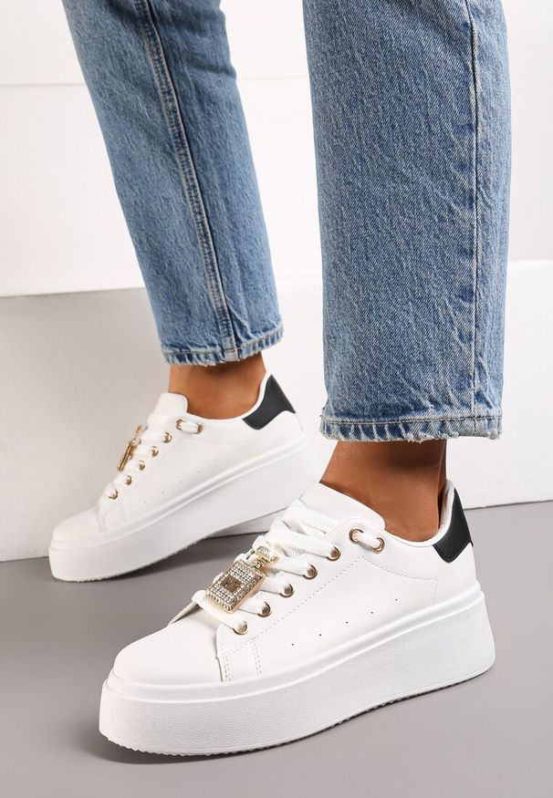 Renee - Biało-Czarne Sneakersy z Metaliczną Zawieszką na Sznurówkach Ozdobioną Cyrkoniami Edosa. Okazja: na spacer. Kolor: biały. Wzór: aplikacja. Sport: turystyka piesza
