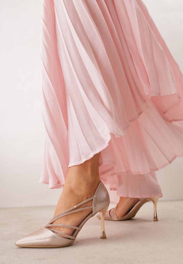 Renee - Szampańskie Szpilki VICES z Ozdobnymi Paseczkami z Cyrkoniami w Eleganckim Stylu Jaenlith. Kolor: złoty. Materiał: satyna. Obcas: na szpilce. Styl: elegancki