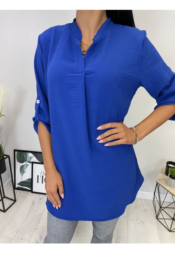 ModnaKiecka.pl - Kobaltowa Tunika 8413-349-E. Okazja: na co dzień. Typ kołnierza: dekolt w kształcie V. Kolor: niebieski. Materiał: elastan, poliester. Długość rękawa: krótki rękaw. Długość: długie. Wzór: jednolity. Sezon: jesień. Styl: casual, wizytowy