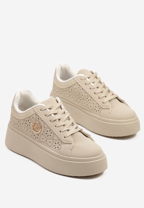 Renee - Beżowe Sneakersy na Platformie z Ażurowym Zdobieniem i Aplikacją Dalirnna. Okazja: na co dzień. Kolor: beżowy. Materiał: jeans. Wzór: ażurowy, aplikacja. Obcas: na platformie