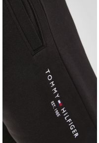 TOMMY HILFIGER - Tommy Hilfiger Szorty męskie kolor czarny. Okazja: na co dzień. Kolor: czarny. Materiał: dzianina. Wzór: gładki. Styl: casual #4