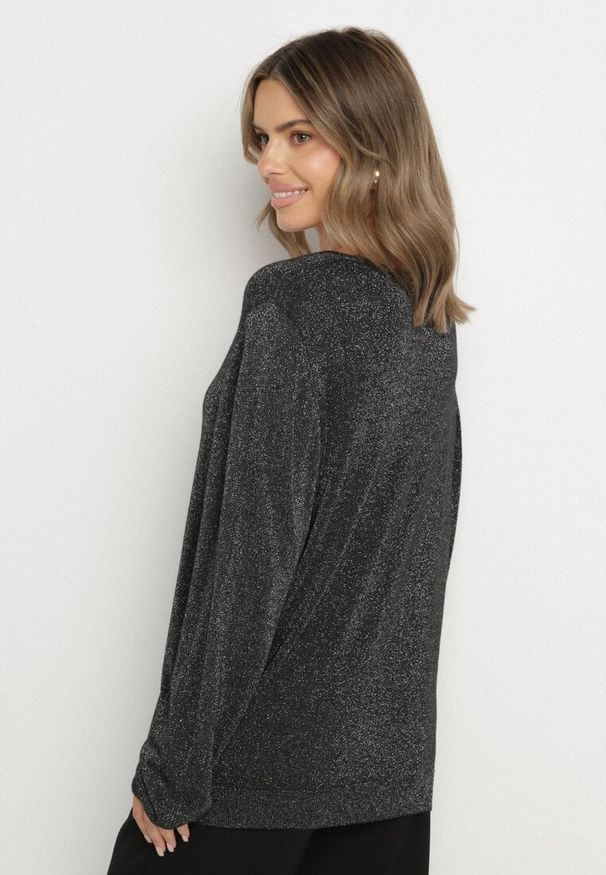 Born2be - Czarny Wiskozowy Sweter o Pudełkowym Kroju z Metaliczną Nitką Essmia. Okazja: na co dzień, na spacer. Typ kołnierza: dekolt w serek. Kolekcja: plus size. Kolor: czarny. Materiał: wiskoza. Styl: casual, klasyczny