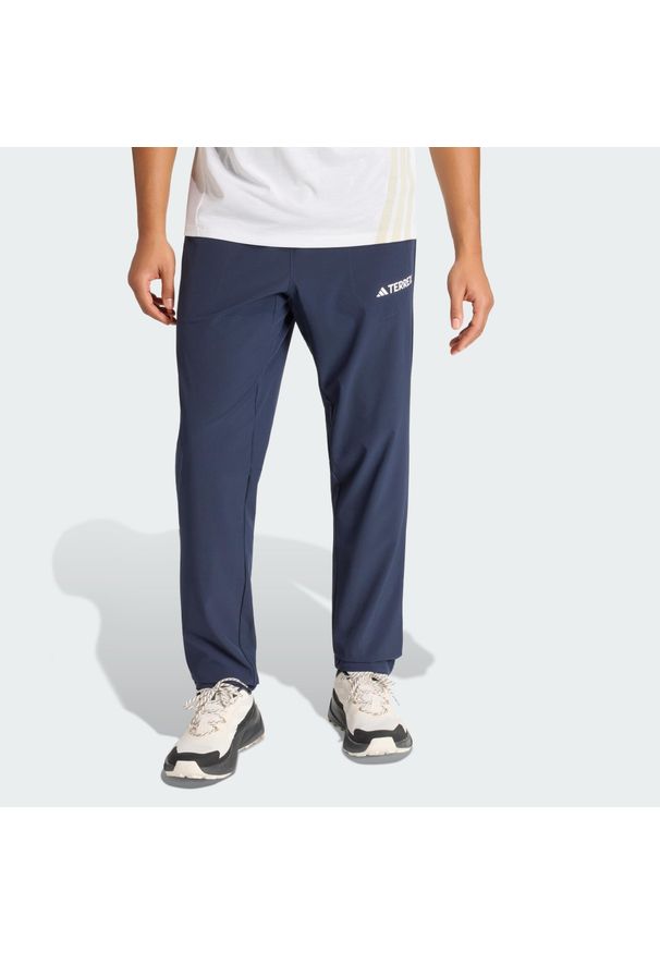 Adidas - Spodnie Multi Essentials Stretch. Kolor: niebieski. Materiał: materiał. Sezon: lato. Sport: turystyka piesza