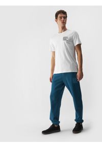 4f - Spodnie dresowe joggery męskie - turkusowe. Kolor: turkusowy. Materiał: dresówka. Wzór: napisy #1