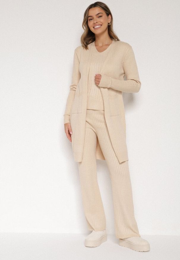 Born2be - Jasnobeżowy Komplet Dzianinowy z Bawełną Spodnie Kamizelka i Długi Kardigan Meviravia. Kolor: beżowy. Materiał: dzianina, bawełna