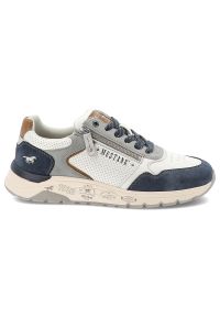 Granatowe Sneakersy Mustang Sportowe Obuwie Męskie. Okazja: na spacer, na co dzień. Zapięcie: zamek. Kolor: biały. Materiał: materiał, skóra ekologiczna. Szerokość cholewki: normalna. Wzór: nadruk. Sport: turystyka piesza