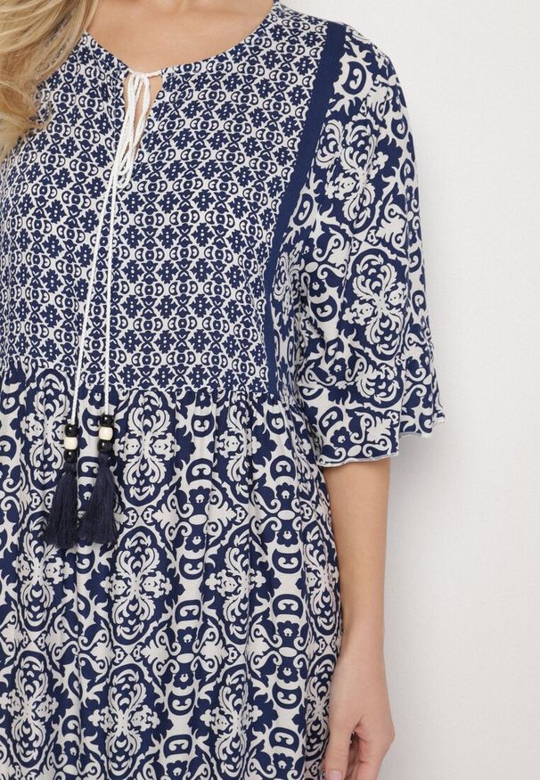 Born2be - Granatowa Bawełniana Sukienka w Stylu Boho z Wiązaniem Przy Dekolcie Orradelle. Okazja: na co dzień. Kolor: niebieski. Materiał: bawełna. Typ sukienki: proste. Styl: boho