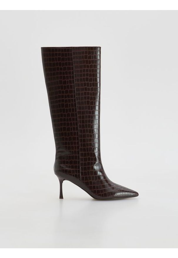 Reserved - Kozaki na obcasie - ciemnobrązowy. Kolor: brązowy. Materiał: skóra. Obcas: na obcasie. Wysokość obcasa: średni