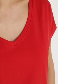 Born2be - Czerwony Bawełniany T-shirt z Trójkątnym Dekoltem Linarosea. Okazja: na co dzień. Kolor: czerwony. Materiał: bawełna. Styl: casual