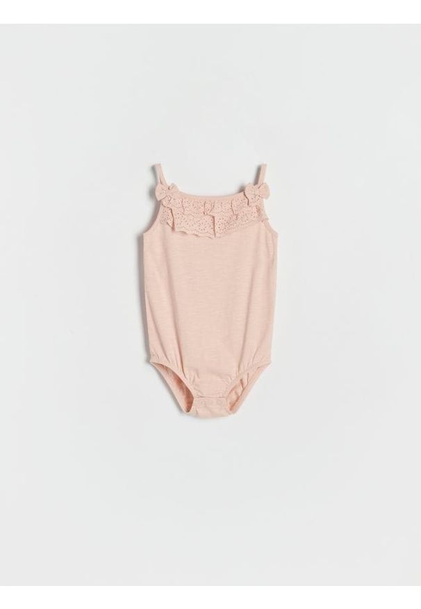 Reserved - Body z ażurowym zdobiniem - kremowy. Kolor: kremowy. Materiał: bawełna, dzianina. Wzór: ażurowy