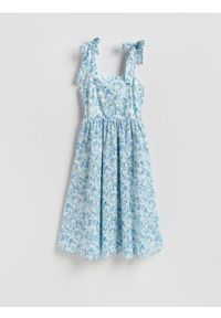 Reserved - Sukienka midi w kwiaty - jasnoniebieski. Kolor: niebieski. Materiał: bawełna. Wzór: kwiaty. Długość: midi