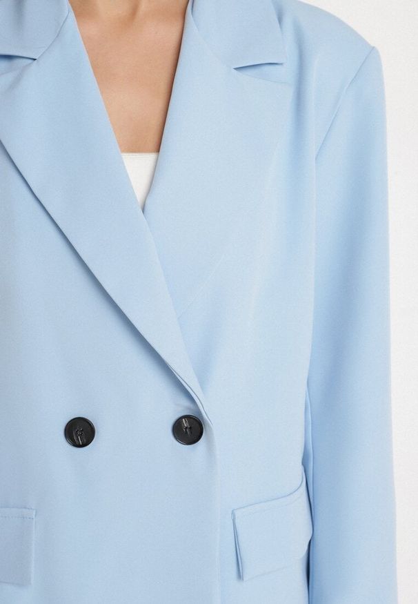 Born2be - Jasnoniebieska Dwurzędowa Marynarka o Pudełkowym Kroju Oversize Kosalia. Okazja: na co dzień, na spotkanie biznesowe. Kolor: niebieski. Materiał: jeans. Styl: klasyczny, elegancki, biznesowy, casual