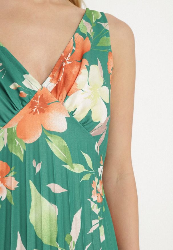 Born2be - Ciemnozielona Sukienka o Rozkloszowanym Kroju z Plisami i Dekoltem w Serek Nitolina. Okazja: na co dzień, na spacer. Typ kołnierza: dekolt w serek. Kolor: zielony. Materiał: jeans. Długość rękawa: na ramiączkach. Typ sukienki: rozkloszowane. Styl: casual