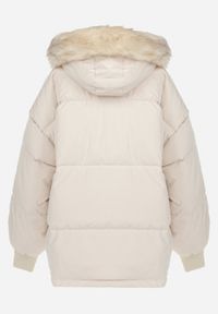 Born2be - Beżowa Kurtka Oversize z Futrzanym Kapturem Vugovi. Kolor: beżowy. Materiał: futro. Długość rękawa: długi rękaw. Długość: długie. Wzór: aplikacja. Sezon: zima #2