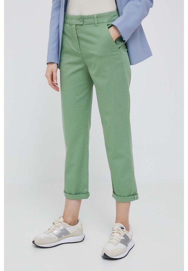 United Colors of Benetton spodnie damskie kolor zielony proste high waist. Stan: podwyższony. Kolor: zielony. Materiał: tkanina. Wzór: gładki
