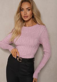Renee - Jasnoróżowy Sweter z Wiskozą i Ozdobnym Splotem Saviana. Okazja: na co dzień. Kolor: różowy. Materiał: wiskoza. Wzór: ze splotem. Styl: casual, elegancki #5