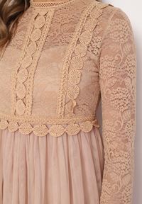 Born2be - Ciemnobeżowa Rozkloszowana Sukienka w Eleganckim Stylu Ozdobiona Koronką i Tiulem Miramelba. Kolor: beżowy. Materiał: tiul, koronka. Długość rękawa: długi rękaw. Wzór: aplikacja, koronka. Styl: elegancki #7
