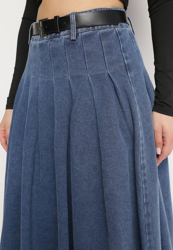 Born2be - Granatowa Spódnica Jeansowa Rozkloszowana z Paskiem z Ekoskóry Nalier. Okazja: na co dzień. Kolor: niebieski. Materiał: jeans. Styl: elegancki, casual