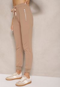 Renee - Ciemnobeżowe Spodnie Dresowe z Bawełny o Kroju Jogger High Waist Cherisa. Okazja: na co dzień. Stan: podwyższony. Kolor: beżowy. Materiał: dresówka, bawełna. Styl: elegancki, casual #4