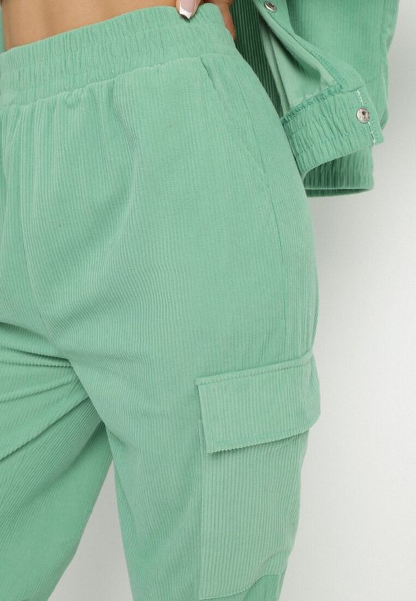 Born2be - Zielone Spodnie w Stylu Cargo z Wysokim Stanem Belseli. Stan: podwyższony. Kolor: zielony. Materiał: tkanina. Styl: klasyczny