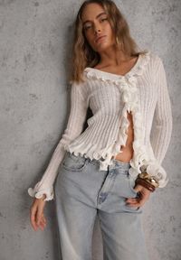 Renee - Biała Bluzka z Wiskozą w Prążki z Falbanami Chionolis. Okazja: na co dzień. Kolor: biały. Materiał: wiskoza. Wzór: prążki. Styl: casual #4