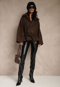 Renee - Brązowy Pudełkowy Krótki Płaszcz z Wiskozą z Wiązanym Paskiem i Kołnierzykiem Tusainea. Kolor: brązowy. Materiał: wiskoza. Długość: krótkie #2