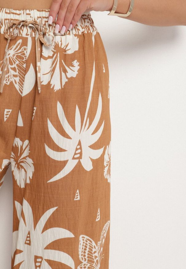 Born2be - Brązowe Spodnie z Tropikalnym Wzorem i Szerokimi Nogawkami Emivelli. Okazja: na co dzień. Kolor: brązowy. Styl: casual, elegancki
