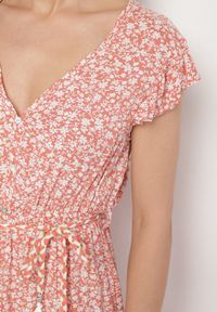 Born2be - Różowa Sukienka Cadulenn. Typ kołnierza: kołnierz z falbankami. Kolor: różowy. Materiał: tkanina. Długość rękawa: krótki rękaw. Wzór: aplikacja, kwiaty, nadruk. Styl: boho. Długość: maxi #5