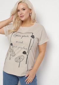 Born2be - Ciemnobeżowy Bawełniany T-shirt z Nadrukiem i Cyrkoniami Ertebis. Okazja: na co dzień, na spacer. Kolor: beżowy. Materiał: bawełna. Wzór: nadruk. Styl: casual, elegancki