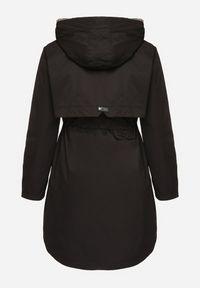 Born2be - Czarna Kurtka Taliowana Daiellea. Okazja: na co dzień, na spacer. Kolekcja: plus size. Kolor: czarny. Materiał: jeans. Styl: casual, elegancki #4