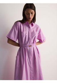 Reserved - Koszulowa sukienka midi z paskiem - fuksja. Kolor: różowy. Materiał: bawełna. Typ sukienki: koszulowe. Długość: midi