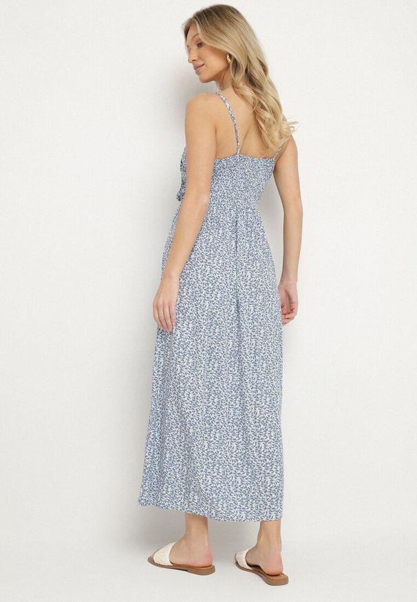 Born2be - Jasnoniebieska Bawełniana Sukienka na Ramiączkach o Rozkloszowanym Kroju Jenarella. Okazja: na co dzień. Typ kołnierza: dekolt w kształcie V. Kolor: niebieski. Materiał: bawełna. Długość rękawa: na ramiączkach. Styl: casual, elegancki