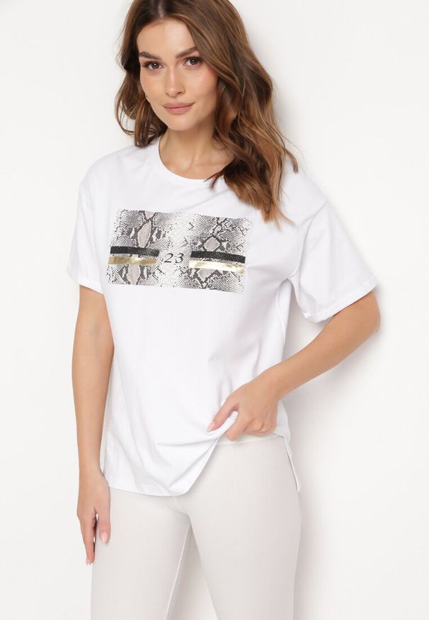 Born2be - Biały Bawełniany T-shirt z Ozdobnym Nadrukiem Jalliana. Okazja: na co dzień. Kolor: biały. Materiał: bawełna. Wzór: nadruk. Styl: casual