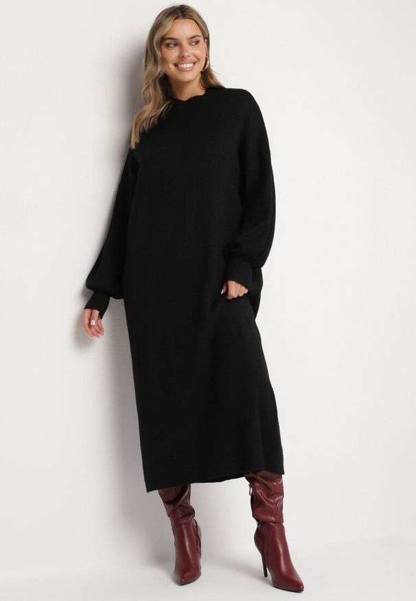 Born2be - Czarna Sweterkowa Sukienka z Półgolfem i Wiskozą o Pudełkowym Kroju Salithra. Kolor: czarny. Materiał: wiskoza. Długość rękawa: długi rękaw. Typ sukienki: proste. Styl: wizytowy, elegancki