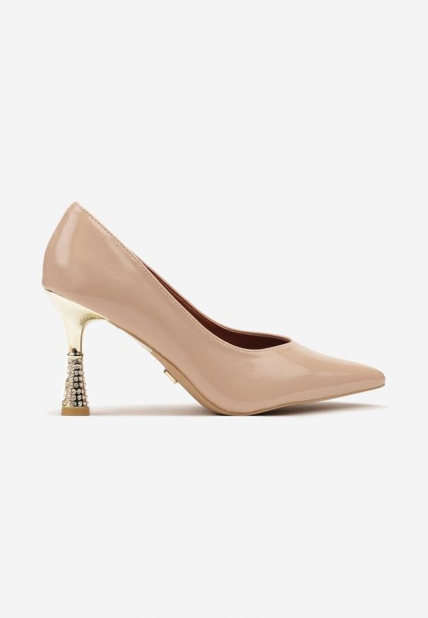 Born2be - Ciemnobeżowe Lakierowane Szpilki Vices ze Skórzaną Wkładką na Obcasie z Cyrkoniami Afirrive. Okazja: do pracy, na wesele, na spotkanie biznesowe, na ślub cywilny. Kolor: beżowy. Materiał: lakier, skóra. Wzór: aplikacja. Obcas: na obcasie. Styl: elegancki, biznesowy, klasyczny, wizytowy. Wysokość obcasa: średni