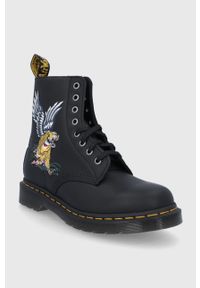 Dr. Martens Workery skórzane 1460 Souvenir damskie kolor czarny na płaskim obcasie. Zapięcie: sznurówki. Kolor: czarny. Materiał: skóra. Obcas: na obcasie. Wysokość obcasa: niski #5