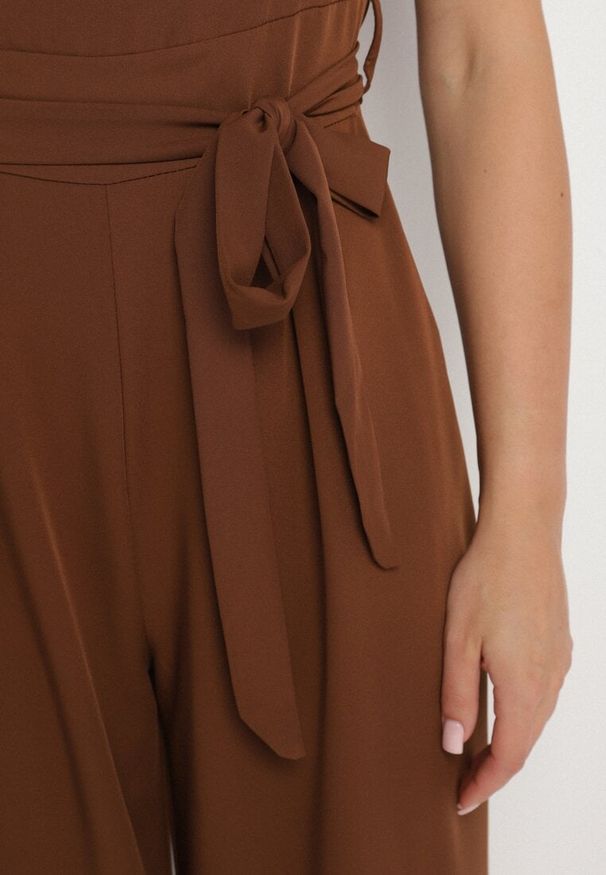 Born2be - Brązowy Taliowany Kombinezon z Paskiem Wiązaniem i Odkrytymi Plecami Malurea. Okazja: na imprezę, na co dzień. Kolor: brązowy. Materiał: jeans. Sezon: lato. Styl: casual