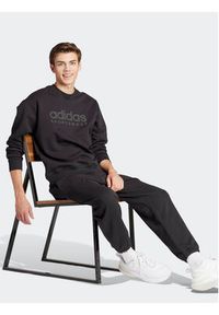 Adidas - adidas Spodnie dresowe ALL SZN Fleece Graphic IW1201 Czarny Regular Fit. Kolor: czarny. Materiał: bawełna #4
