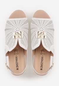 Born2be - Białe Skórzane Sandały na Koturnie z Perforacją i Metaliczną Aplikacją Zaehiesh. Okazja: na co dzień. Zapięcie: pasek. Kolor: biały. Wzór: aplikacja. Materiał: skóra. Sezon: lato. Obcas: na koturnie. Styl: casual, klasyczny. Wysokość obcasa: średni #4