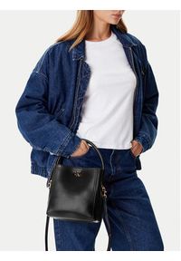 Calvin Klein Torebka Ck Bucket With Strap LV04F3174G Czarny. Kolor: czarny. Materiał: skórzane