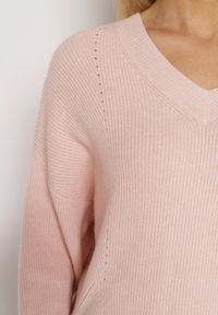 Born2be - Jasnoróżowy Sweter z Domieszką Kaszmiru z Dekoltem w Serek Feralaine. Okazja: na co dzień, na spotkanie biznesowe. Typ kołnierza: dekolt w serek. Kolor: różowy. Materiał: kaszmir. Styl: biznesowy, klasyczny, casual, elegancki #7