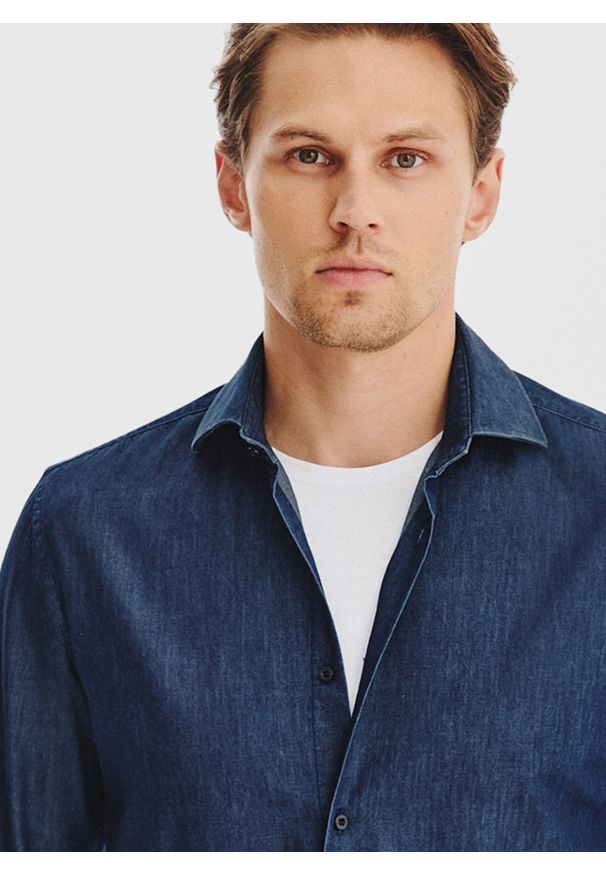 Pako Lorente - PAKO LORENTE - Granatowa koszula jeansowa. Typ kołnierza: kołnierzyk włoski. Kolor: niebieski. Materiał: jeans. Długość rękawa: długi rękaw. Długość: długie. Wzór: gładki