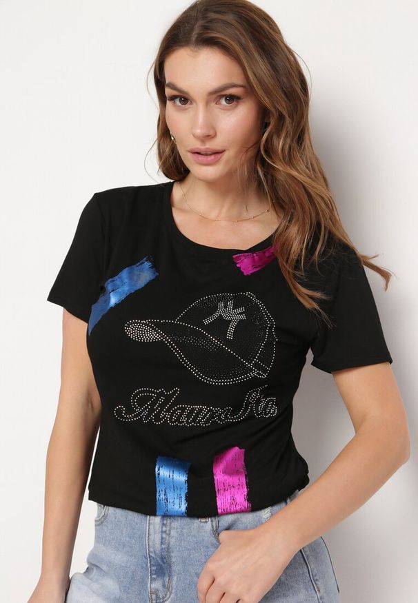 Born2be - Czarny Bawełniany T-shirt z Krótkim Rękawem Ozdobiony Nadrukiem z Cyrkoniami Abilena. Okazja: na co dzień. Kolor: czarny. Materiał: bawełna. Długość rękawa: krótki rękaw. Długość: krótkie. Wzór: nadruk, aplikacja. Styl: casual