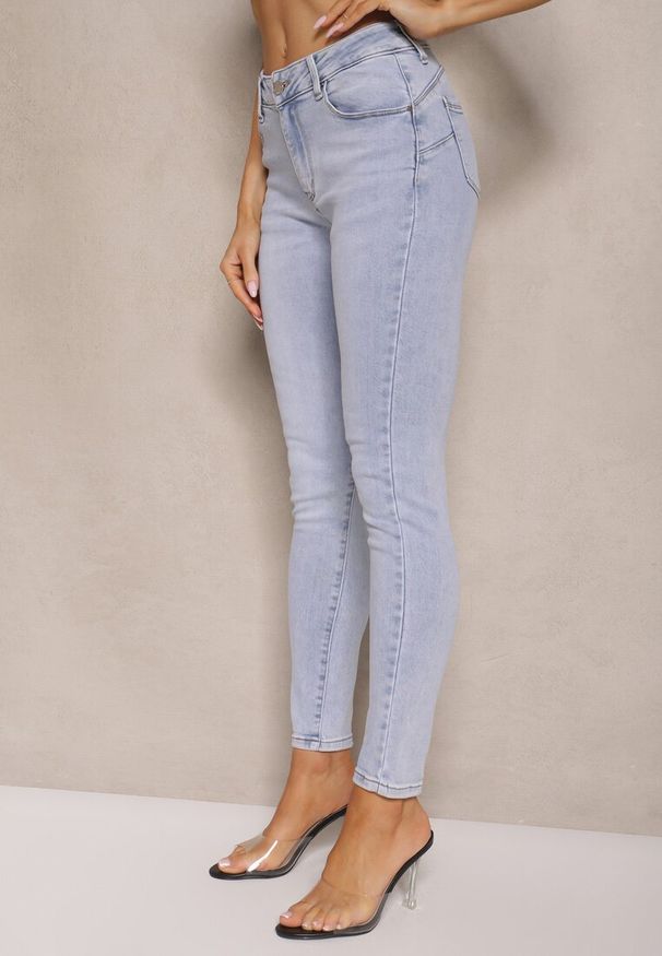 Renee - Jasnoniebieskie Jeansy z Bawełną Skinny Push Up Yastebia. Okazja: na co dzień. Stan: podwyższony. Kolor: niebieski. Wzór: aplikacja. Styl: casual, elegancki