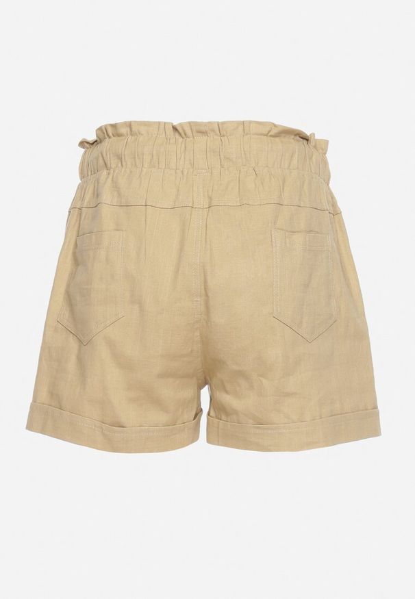 Born2be - Beżowe Szorty z Gumką w Pasie Ściągane Troczkiem z Ozdobnymi Guzikami Damarie. Okazja: na co dzień. Kolor: beżowy. Sezon: lato. Styl: casual, elegancki, sportowy