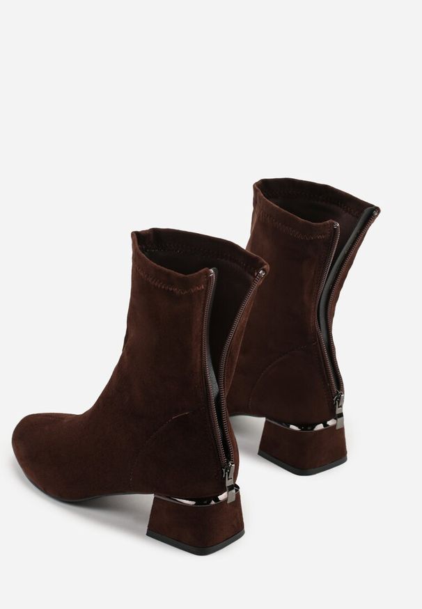 Renee - Brązowe Eleganckie Botki VICES Skarpetkowe na Klocku z Metalicznym Zdobieniem Rivite. Okazja: na co dzień. Zapięcie: zamek. Kolor: brązowy. Materiał: skóra, jeans. Wzór: aplikacja. Obcas: na obcasie. Styl: elegancki. Wysokość obcasa: średni