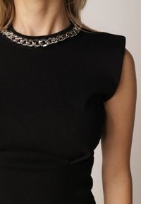 Born2be - Czarny Top Bez Rękawów z Wiskozą z Łańcuszkiem i Usztywnianymi Ramionami Shylisa. Okazja: na co dzień, do pracy. Kolor: czarny. Materiał: wiskoza. Długość rękawa: bez rękawów. Długość: długie. Wzór: aplikacja. Styl: casual #4