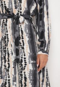 Born2be - Szara Wiskozowa Sukienka Koszulowa Wiązana Paskiem Ellariah. Okazja: na co dzień. Typ kołnierza: dekolt w kształcie V. Kolor: szary. Materiał: wiskoza. Wzór: aplikacja. Typ sukienki: koszulowe. Styl: casual, elegancki #3