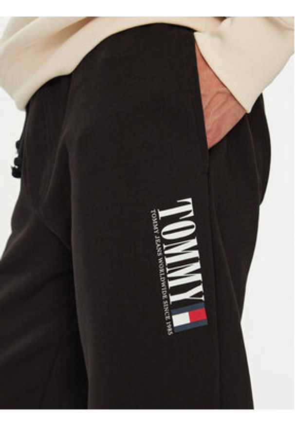Tommy Jeans Spodnie dresowe Dna Graphic DM0DM22145 Czarny Slim Fit. Kolor: czarny. Materiał: bawełna